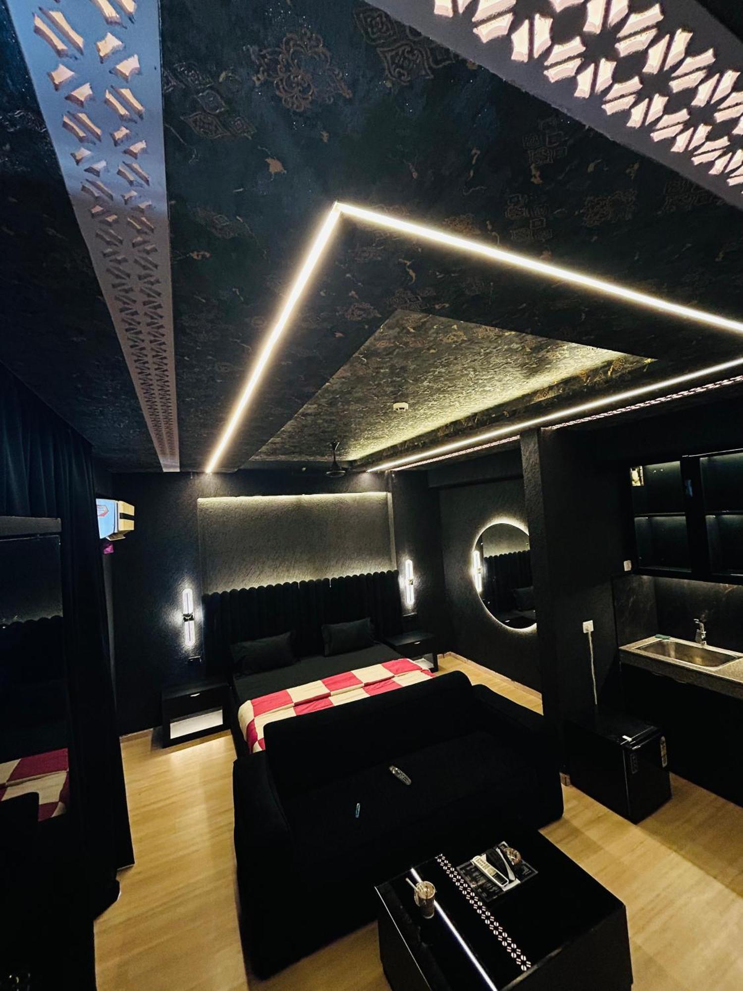 Shades Of Black 2 Hotel Lucknow Exterior photo